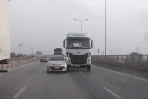 Xe đầu kéo húc Toyota Vios xoay ngang trên cầu và bài học về điểm mù