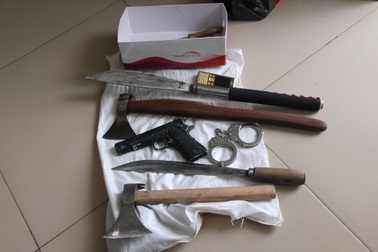 Thủ nhiều vũ khí trong nhà để... phòng thân