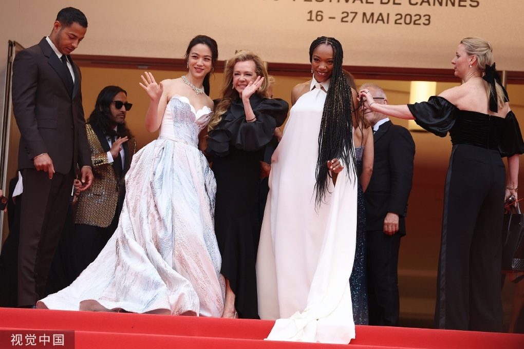 Trở lại Cannes, mỹ nhân Sắc, Giới Thang Duy được chào đón nồng nhiệt - 4 Trở lại Cannes, mỹ nhân Sắc, Giới Thang Duy được chào đón nồng nhiệt - 4