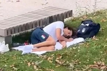 Xôn xao cảnh nhà vô địch Olympic ngủ bụi ở công viên vì nóng và khó ngủ