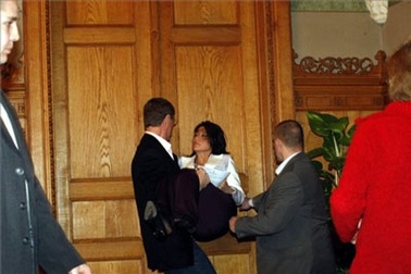 Chùm ảnh: Khi thủ tướng bế nữ phát ngôn viên