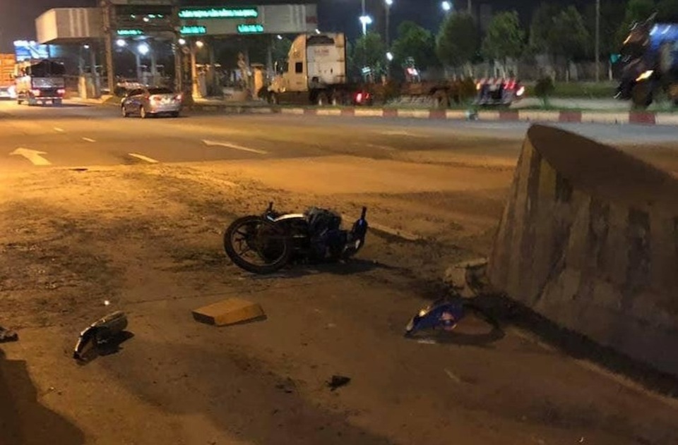 Chạy với tốc độ tử thần, nam thanh niên tông trạm thu phí chết thảm - 3 Chạy với tốc độ tử thần, nam thanh niên tông trạm thu phí chết thảm - 3