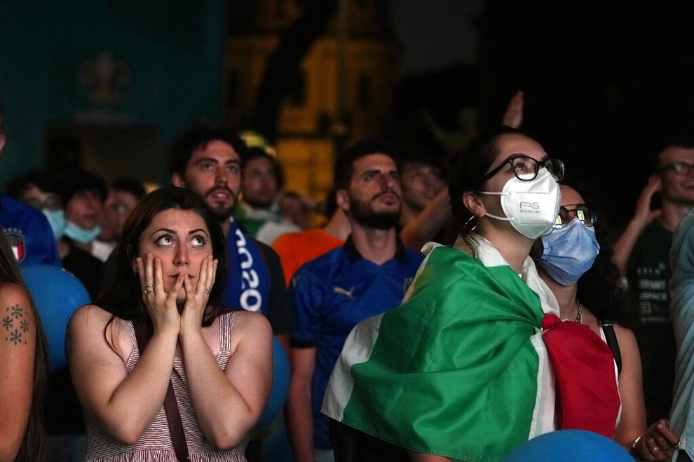 CĐV Italia đổ ra đường ăn mừng điên cuồng như thể vô địch Euro 2020 - 2 CĐV Italia đổ ra đường ăn mừng điên cuồng như thể vô địch Euro 2020 - 2