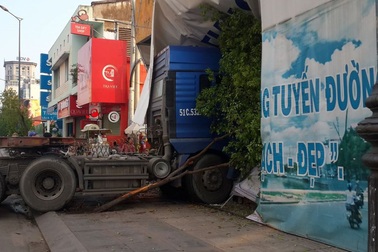 Xe container nổ lốp, lao vào bãi giữ xe