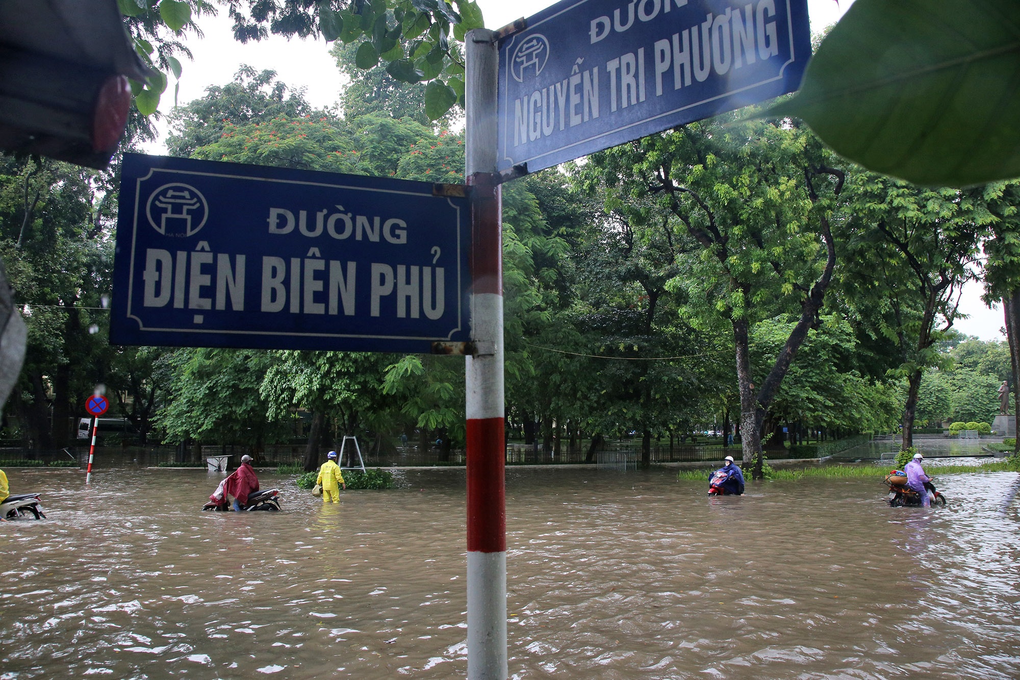 Phố ngập thành sông, người dân Hà Nội hì hục tát nước