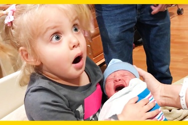Phản ứng của anh chị lần đầu gặp em bé mới sinh