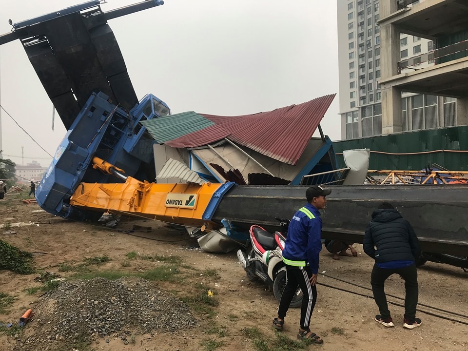Hà Nội: Cần cẩu tháp khổng lồ đổ sập khi đang được tháo dỡ - 2 Hà Nội: Cần cẩu tháp khổng lồ đổ sập khi đang được tháo dỡ - 2