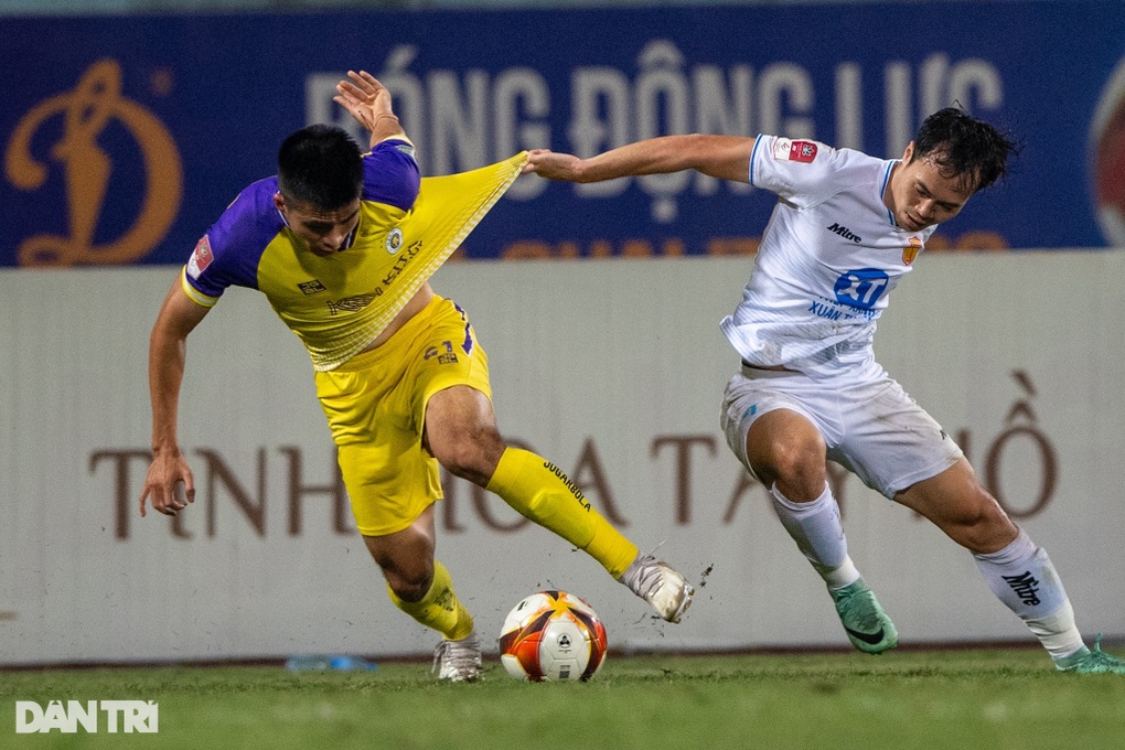 Đánh bại Hà Nội FC, Nam Định vững ngôi đầu V-League - 4 Đánh bại Hà Nội FC, Nam Định vững ngôi đầu V-League - 4