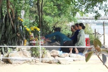 Lại khôi hài chuyện đòi xây miếu thờ vì... tổ kiến