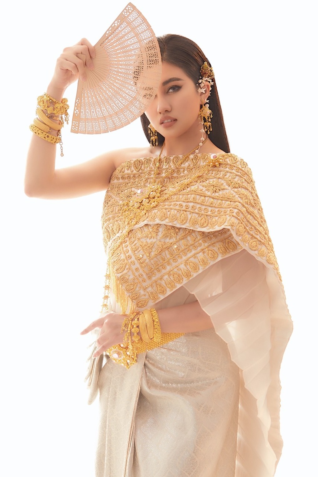 Emily Hồng Nhung quyến rũ trong bộ ảnh mang phong cách Nữ thần Songkran - 4 Emily Hồng Nhung quyến rũ trong bộ ảnh mang phong cách Nữ thần Songkran - 4