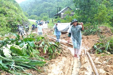 Bộ đội dùng võng đưa người dân vượt đường sạt lở đi cấp cứu