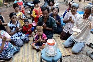 Mong trúng số, cả làng thờ cúng lợn hai đầu