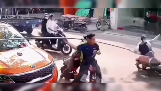 Cặp đôi chở thanh sắt “hạ gục” người đi đường