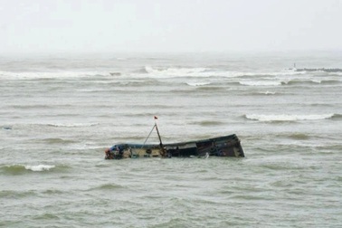 Tàu đánh cá chở 7 ngư dân chìm trên biển được ứng cứu kịp thời