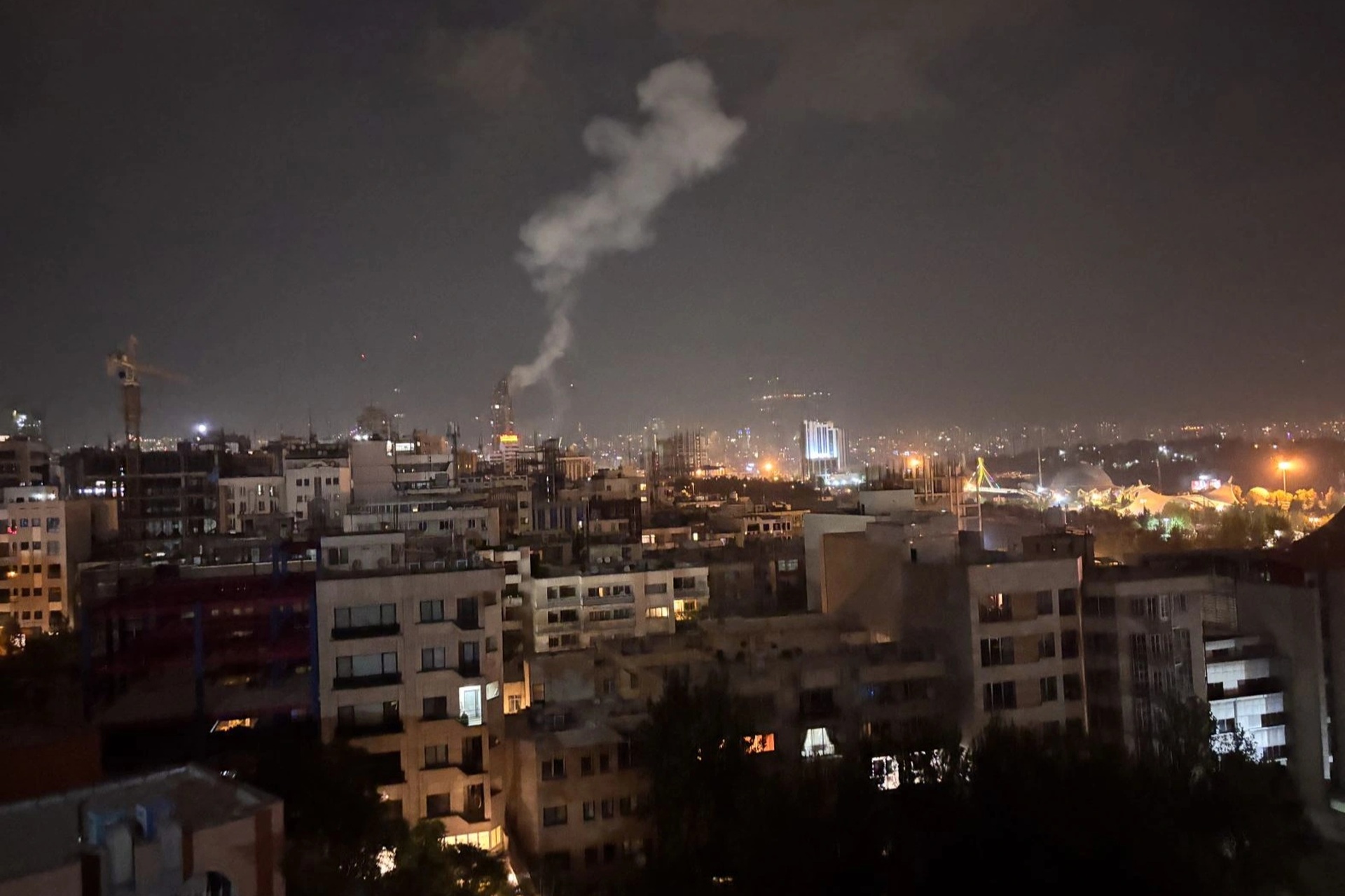 Israel, Iran rung chuyển và đổ nát sau đêm đối đầu hỏa lực