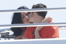 Hậu tin đồn "lăng nhăng", Orlando Bloom khóa môi Katy Perry say đắm