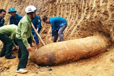 Vận chuyển, xử lý quả bom “khủng” được người dân phát hiện