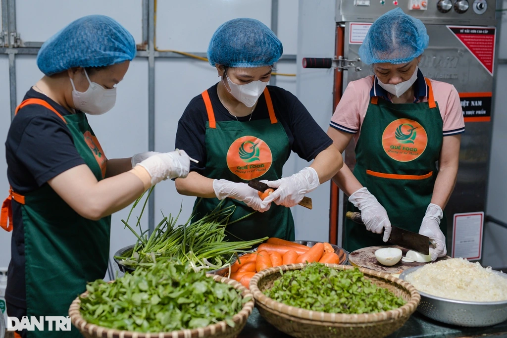 Nữ giảng viên khuyết tật từ chối trợ cấp và bước ngoặt sau món ăn cho con - 3 Nữ giảng viên khuyết tật từ chối trợ cấp và bước ngoặt sau món ăn cho con - 3