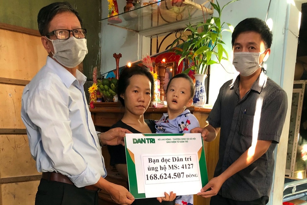 Bé trai 6 tuổi với đôi chân khòeo được bạn đọc giúp đỡ hơn 168 triệu đồng - 1 Bé trai 6 tuổi với đôi chân khòeo được bạn đọc giúp đỡ hơn 168 triệu đồng - 1