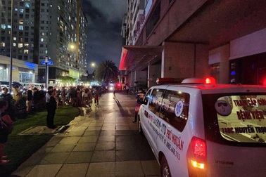 Cháy tại tầng 11 chung cư ở TPHCM, người dân tháo chạy