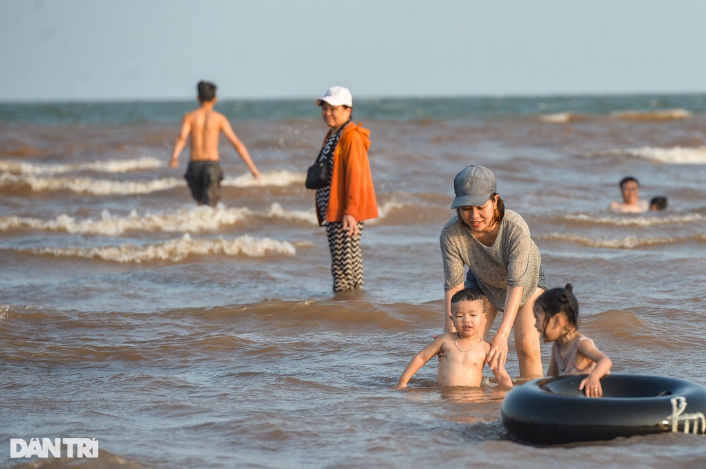 Bãi biển Quất Lâm đông kín người ngày 1/5 - 7 Bãi biển Quất Lâm đông kín người ngày 1/5 - 7