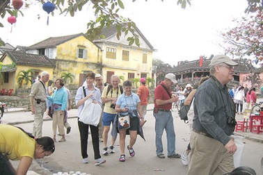 Khách giảm, du lịch trì trệ