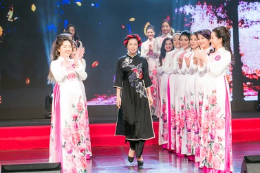 MC Hàn Quốc hào hứng thử áo dài của NTK Nam Phương