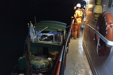 Kịp thời cứu 2 thuyền viên gặp nạn gần đảo Bạch Long Vỹ