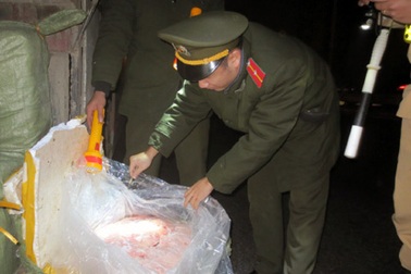 Hơn nửa tấn nội tạng động vật bẩn “xuyên đêm” qua Hà Nội