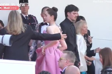 Yoona không thể có nổi một khoảnh khắc tạo dáng trên bậc thang ở LHP Cannes