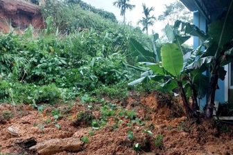 Sạt lở đe dọa trường học, hàng trăm học sinh được di dời khẩn cấp