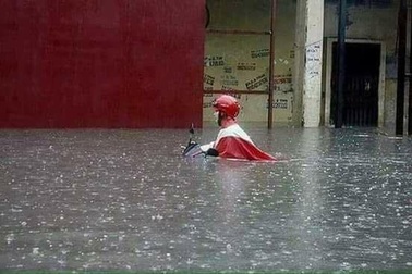 Cư dân mạng "nổ tung" với loạt ảnh Hà Nội ngập lụt nặng nề sau mưa bão