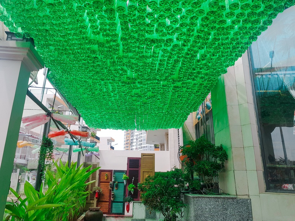 Cà phê biến rác thành đồ trang trí.jpg