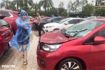 Đỗ trên cao tránh ngập, hàng loạt ô tô lại bị vỡ kính, móp xe