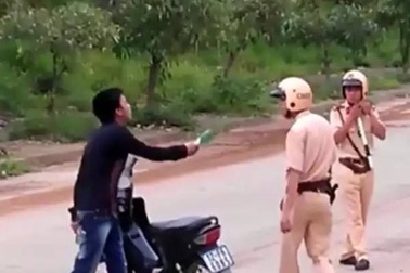 Tạm giữ hình sự đối tượng đã vi phạm giao thông còn tấn công cảnh sát