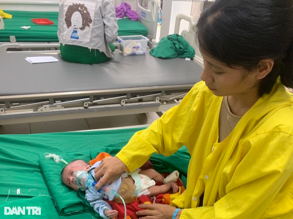 Con gái 2 tháng tuổi chết mòn vì bệnh tật, người mẹ mong một phép màu - 4 Con gái 2 tháng tuổi chết mòn vì bệnh tật, người mẹ mong một phép màu - 4