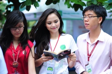 Hoa hậu 9X Diễm Hương "lăn xả" cùng sinh viên