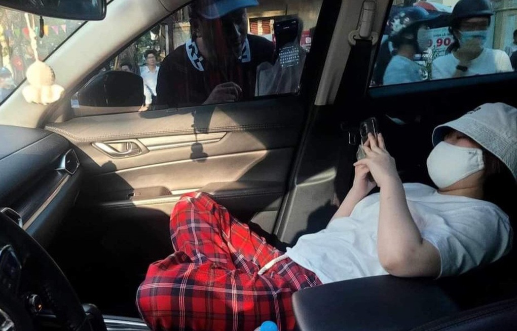 Xử lý nữ tài xế nằm nghe nhạc, cố thủ trong ô tô sau khi vượt đèn đỏ - 1 Xử lý nữ tài xế nằm nghe nhạc, cố thủ trong ô tô sau khi vượt đèn đỏ - 1