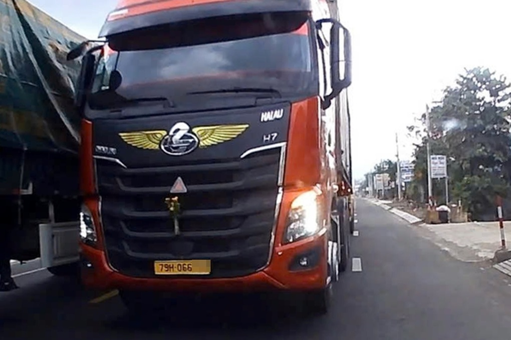 Trích xuất hình ảnh xe đầu kéo đi ngược chiều, gửi cảnh sát xử lý - 1 Trích xuất hình ảnh xe đầu kéo đi ngược chiều, gửi cảnh sát xử lý - 1