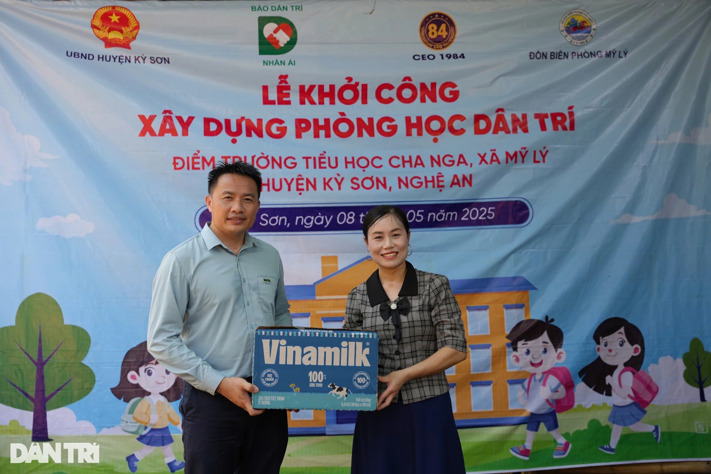 Xây phòng học Dân trí: Trao cơ hội, bồi đắp lòng nhân ái cho con trẻ - 8 Xây phòng học Dân trí: Trao cơ hội, bồi đắp lòng nhân ái cho con trẻ - 8