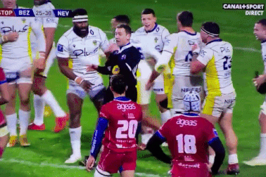 Cả gan bế thốc trọng tài lên, cầu thủ nhận cái kết đắng