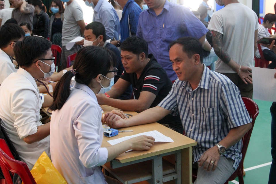 Chống Covid-19, hơn 1.000 công nhân, người lao động tình nguyện hiến máu - 2 Chống Covid-19, hơn 1.000 công nhân, người lao động tình nguyện hiến máu - 2
