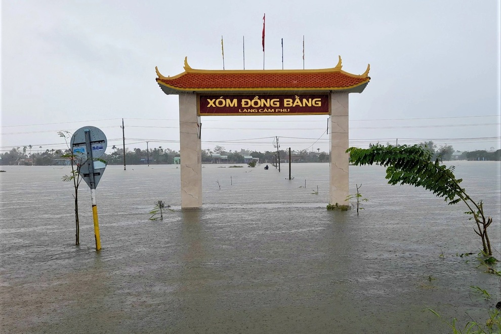 Mưa như trút, lũ dâng mênh mông, dân lội nước ngập ngang lưng về nhà - 1 Mưa như trút, lũ dâng mênh mông, dân lội nước ngập ngang lưng về nhà - 1