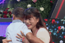 Dù chưa đồng ý hẹn hò, trai tân U50 đã ôm chặt mẹ đơn thân trên sân khấu