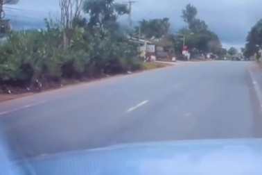 Tình huống người phụ nữ lái BMW chặn đầu xe khác để "dằn mặt" gây tranh cãi