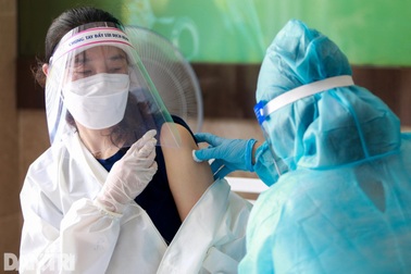 TPHCM: 4 quận, huyện hoàn thành tiêm vắc xin Covid-19 mũi một