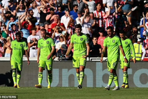 Thua thảm Brentford, HLV Erik Ten Hag ví Man Utd như "thùng rác"