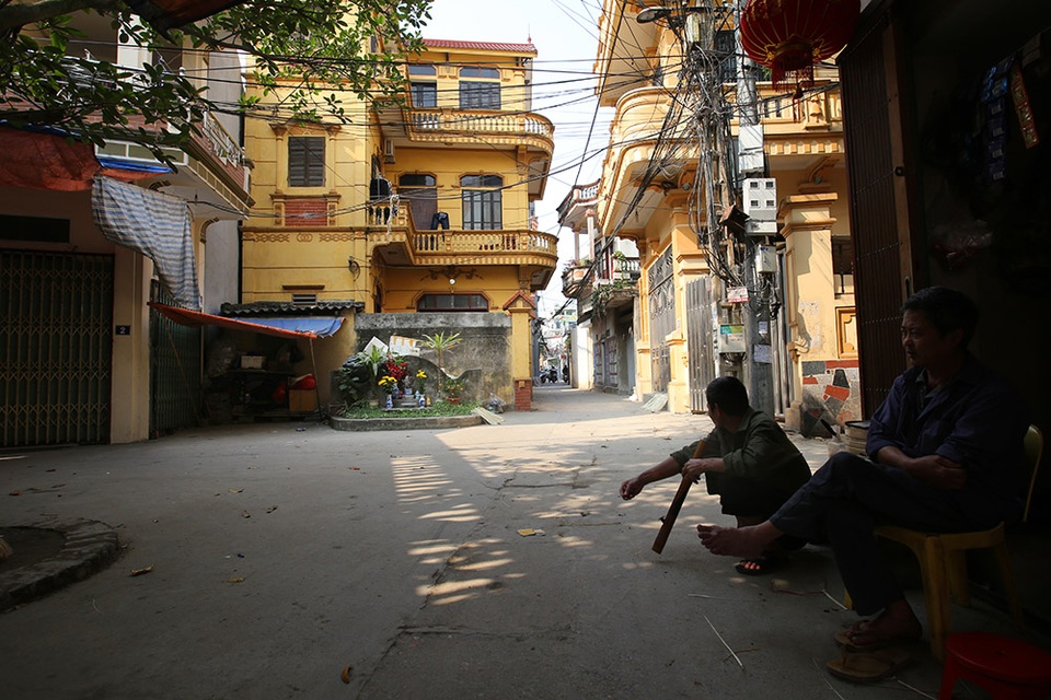 Nhà của người chết len giữa nhà người sống trên mặt đường Hà Nội - 8