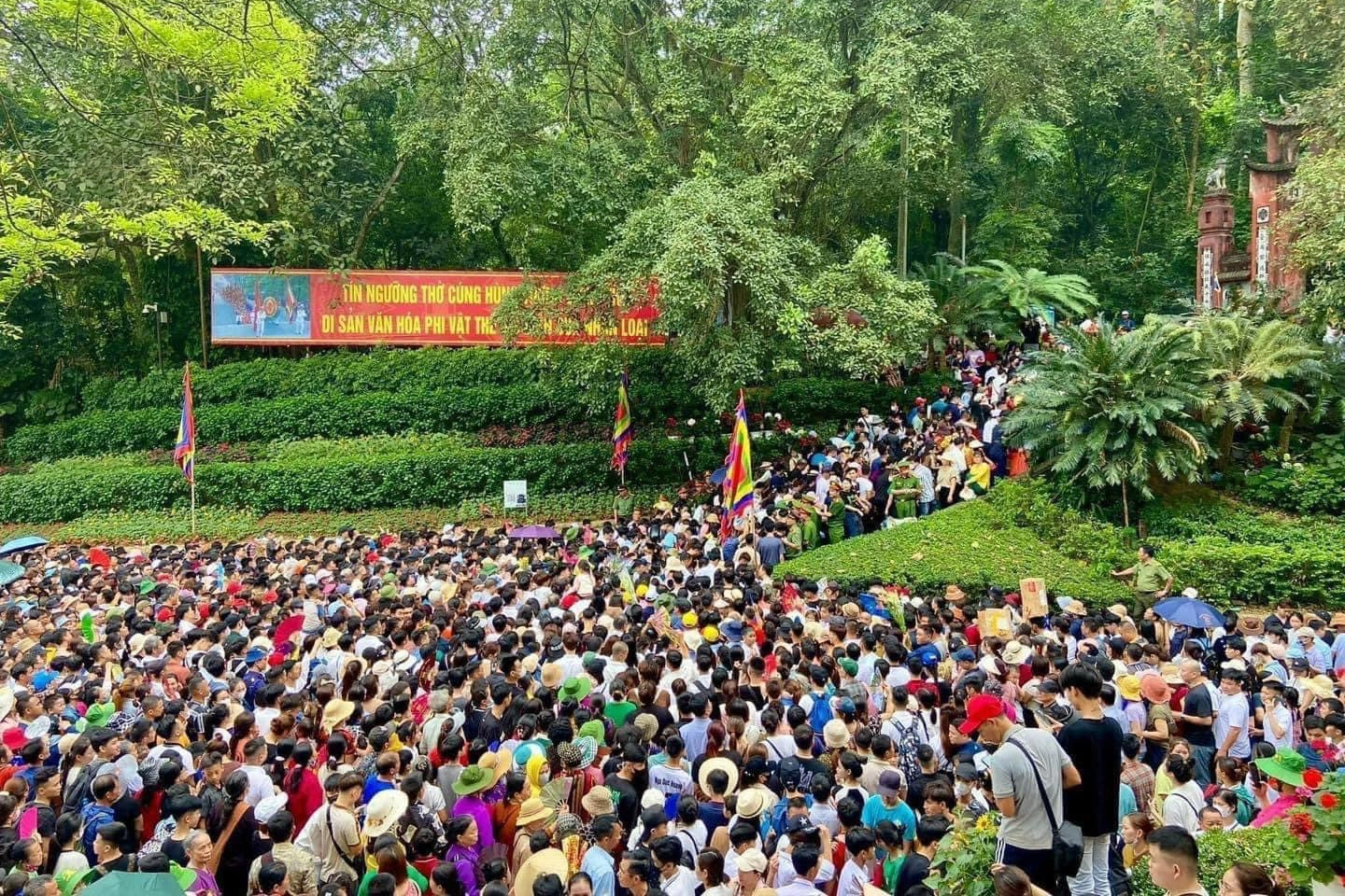 View - Khung cảnh "nghẹt thở" hàng vạn người đổ về Đền Hùng trước ngày Giỗ Tổ | Báo Dân trí
