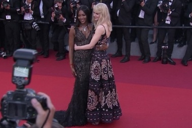 Naomi Campbell lộng lẫy dự LHP Cannes